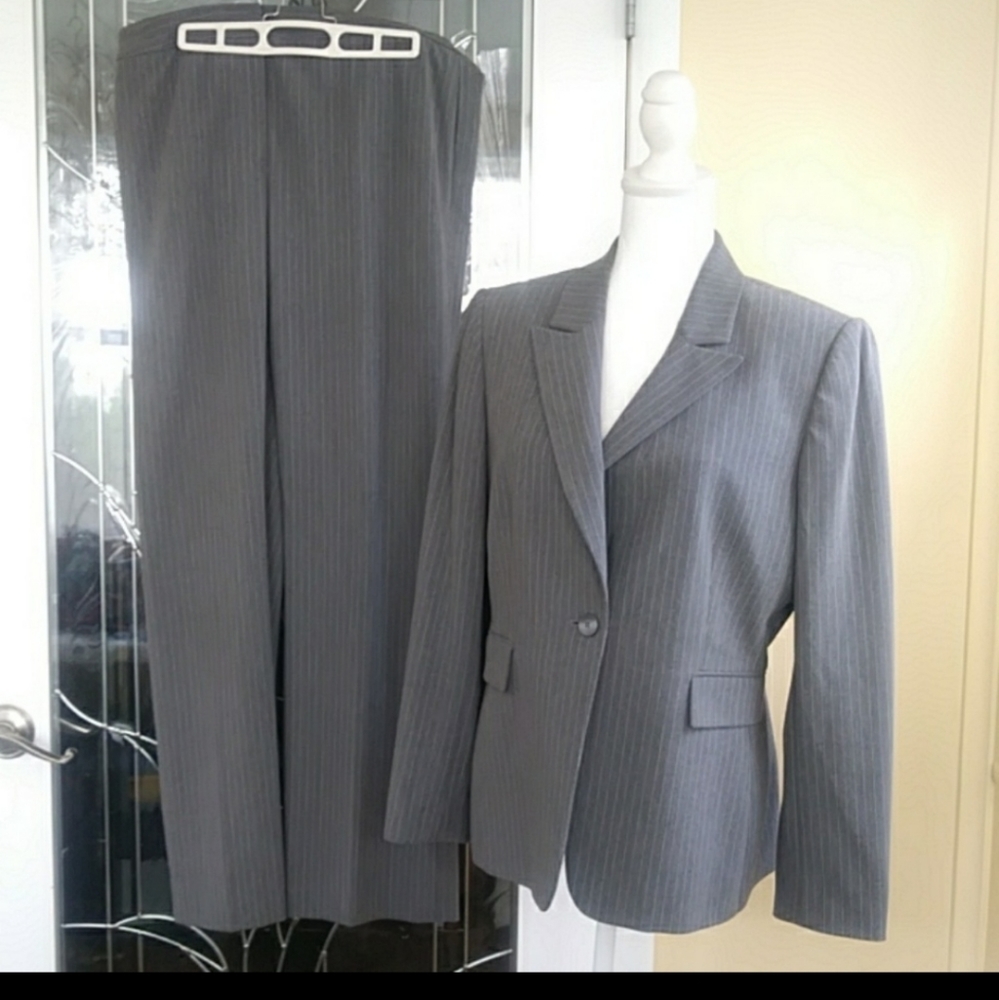 Tahari pantsuit womens gray with purple pinstripes 12P